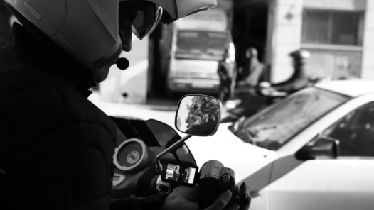 Detective privado realizando labores de vigilancia y observación en la vía pública con cámara