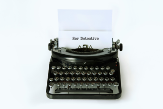 Máquina de escribir antigua en blanco y negro, imagen de bienvenida al proyecto Ser Detective