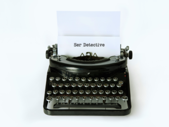 Máquina de escribir antigua en blanco y negro, imagen de bienvenida al proyecto Ser Detective