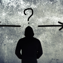 Silueta de una persona con un signo de interrogación y flechas en direcciones opuestas, metáfora de perder al investigado durante un seguimiento