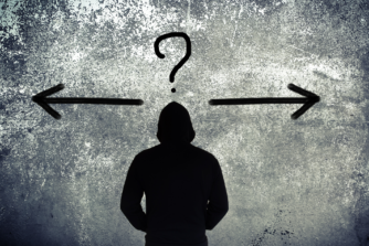 Silueta de una persona con un signo de interrogación y flechas en direcciones opuestas, metáfora de perder al investigado durante un seguimiento