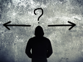 Silueta de una persona con un signo de interrogación y flechas en direcciones opuestas, metáfora de perder al investigado durante un seguimiento