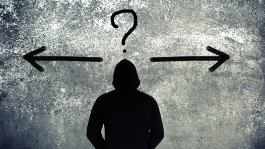 Silueta de una persona con un signo de interrogación y flechas en direcciones opuestas, metáfora de perder al investigado durante un seguimiento