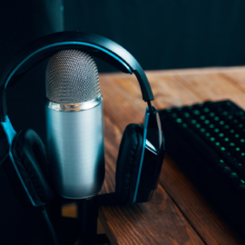 Micrófono con auriculares sobre mesa listo para grabar un podcast