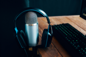 Micrófono con auriculares sobre mesa listo para grabar un podcast