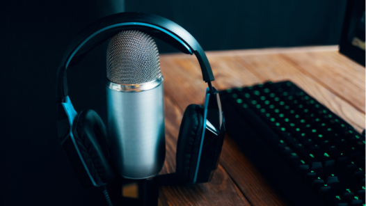 Micrófono con auriculares sobre mesa listo para grabar un podcast
