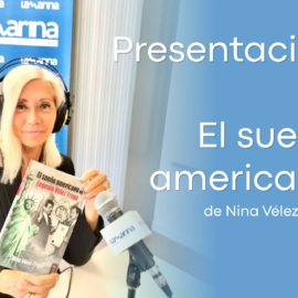 Nina Vélez-Troya sosteniendo su libro El sueño americano durante una entrevista radiofónica