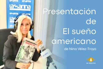 Nina Vélez-Troya sosteniendo su libro El sueño americano durante una entrevista radiofónica