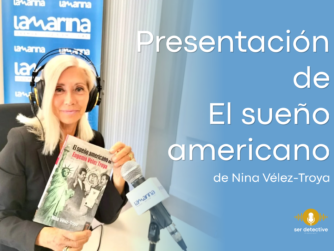 Nina Vélez-Troya sosteniendo su libro El sueño americano durante una entrevista radiofónica