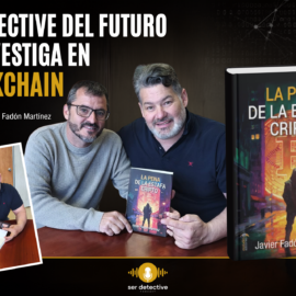 Raúl entrevistando al detective privado Javier Fadón junto a su libro “La pena de la estafa cripto” en un artículo sobre blockchain y ciberdelincuencia