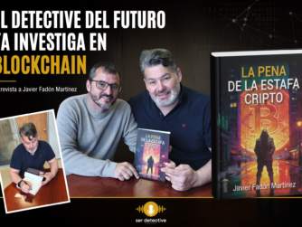 Raúl entrevistando al detective privado Javier Fadón junto a su libro “La pena de la estafa cripto” en un artículo sobre blockchain y ciberdelincuencia