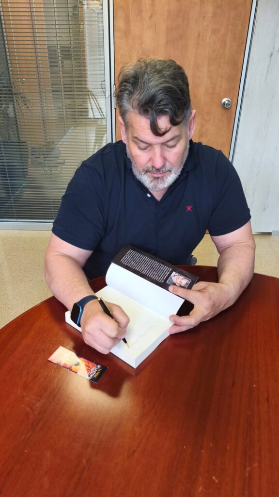 Javier Fadón firmando un ejemplar de su libro “La pena de la estafa cripto”