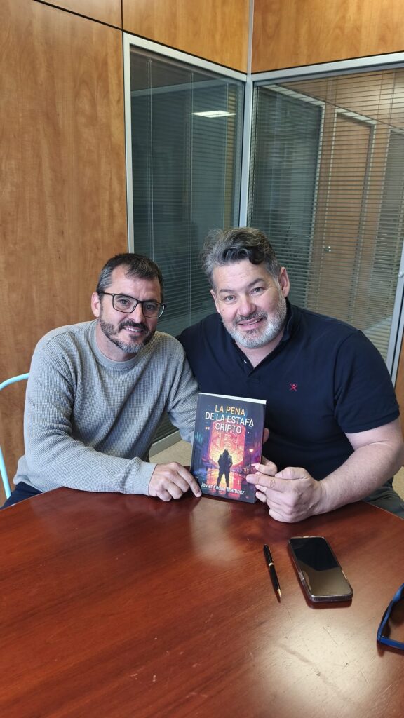Raúl junto al detective privado Javier Fadón sosteniendo el libro “La pena de la estafa cripto”