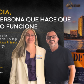 Alicia, secretaria del Col·legi de Detectius Privats de Catalunya, junto a Raúl Ramos durante DETCON 2026 en Barcelona