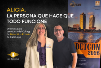 Alicia, secretaria del Col·legi de Detectius Privats de Catalunya, junto a Raúl Ramos durante DETCON 2026 en Barcelona