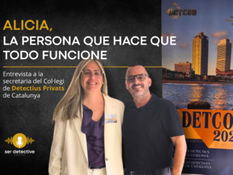 Alicia, secretaria del Col·legi de Detectius Privats de Catalunya, junto a Raúl Ramos durante DETCON 2026 en Barcelona