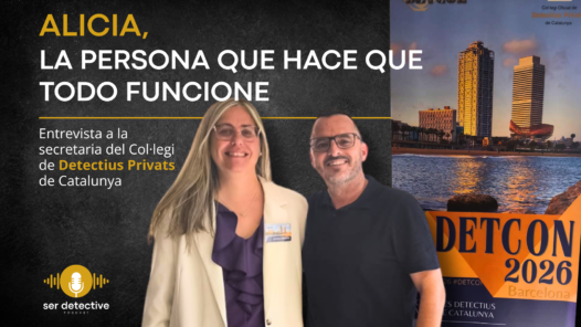 Alicia, secretaria del Col·legi de Detectius Privats de Catalunya, junto a Raúl Ramos durante DETCON 2026 en Barcelona