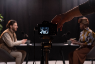 Cámara grabando una entrevista durante la producción de un podcast.