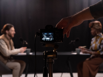 Cámara grabando una entrevista durante la producción de un podcast.
