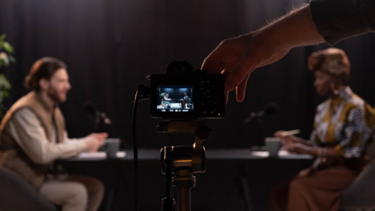 Cámara grabando una entrevista durante la producción de un podcast.