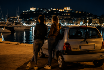 Dos jóvenes detectives junto a un coche en un puerto deportivo durante una investigación nocturna.