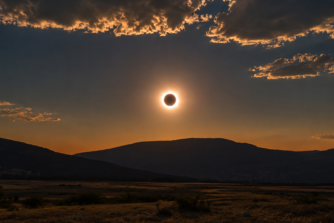 Eclipse solar del 12 de agosto de 2026 sobre un paisaje montañoso